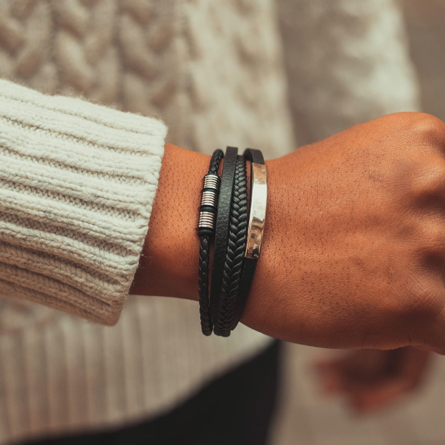 SERASAR Pulsera de cuero plateado para hombre 20cm Idea regalo Caja Piel vacuno trenzada genuino trenzado multicapa ajustable con cierre magnético