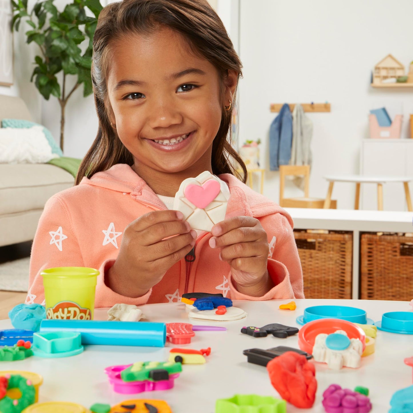 Play-Doh Holiday Set of Tools, 43 Accessories & 10 Modeling Compound Colors, Kids Toys, Holiday Arts and Crafts for Kids 3+ (Amazon Exclusive)