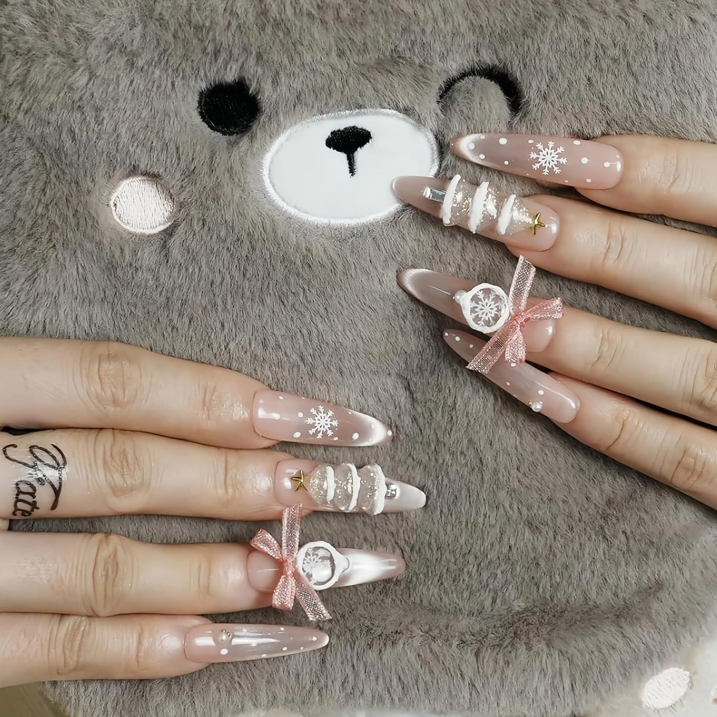 Tesytto Luxury Press On Nails Long Stiletto, Sheer Pink Glitter with 3D Bow & Snowflake, Sparkly Silver French Tip Handmade Glossy Acrylic Nails (Christmas Snow Globe,S)