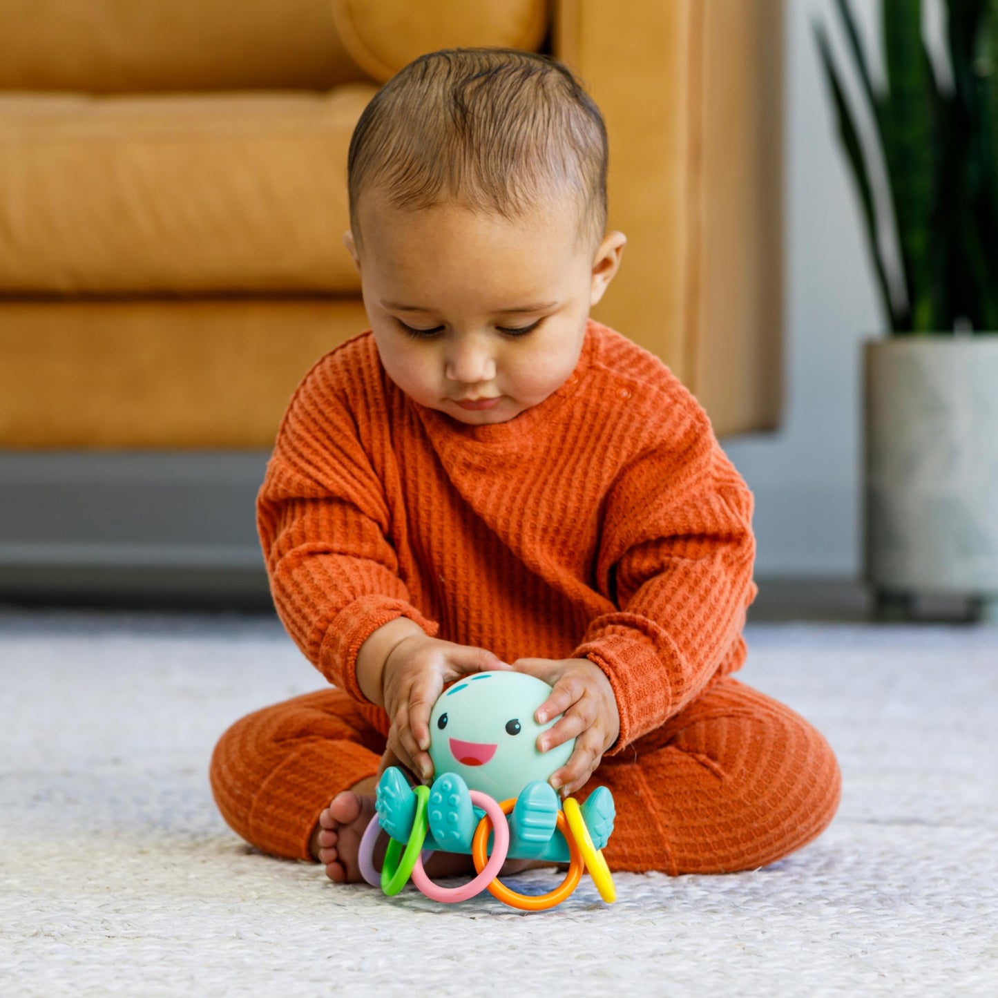 Infantino Light Up Ring Catcher - Illuminating Octopus with Five Tossing Rings for Fine & Gross Motor Skills in Babies & Toddlers, 6M+