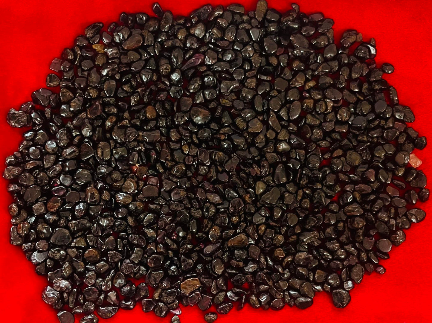 Indian Consigners Natural Crushed Polished Tumbled Gem Stone Chips, Decoration & Healing Crystals (Garnet)