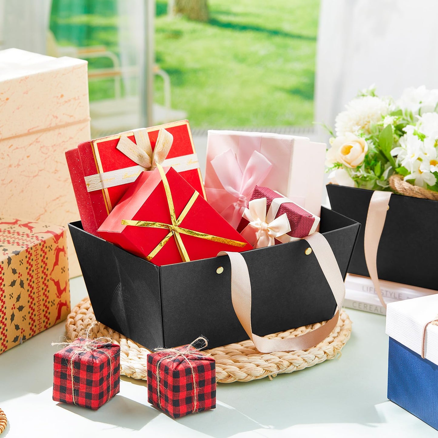 Tuanse 30 Pcs Basket for Gift Empty DIY Bulk Gift Basket Kit with Handle Kraft Cardboard Tray with 30 Bag 30 Bow Market Tray for Wedding Party(Black,12.6 x 9.8 x 5.9 in)