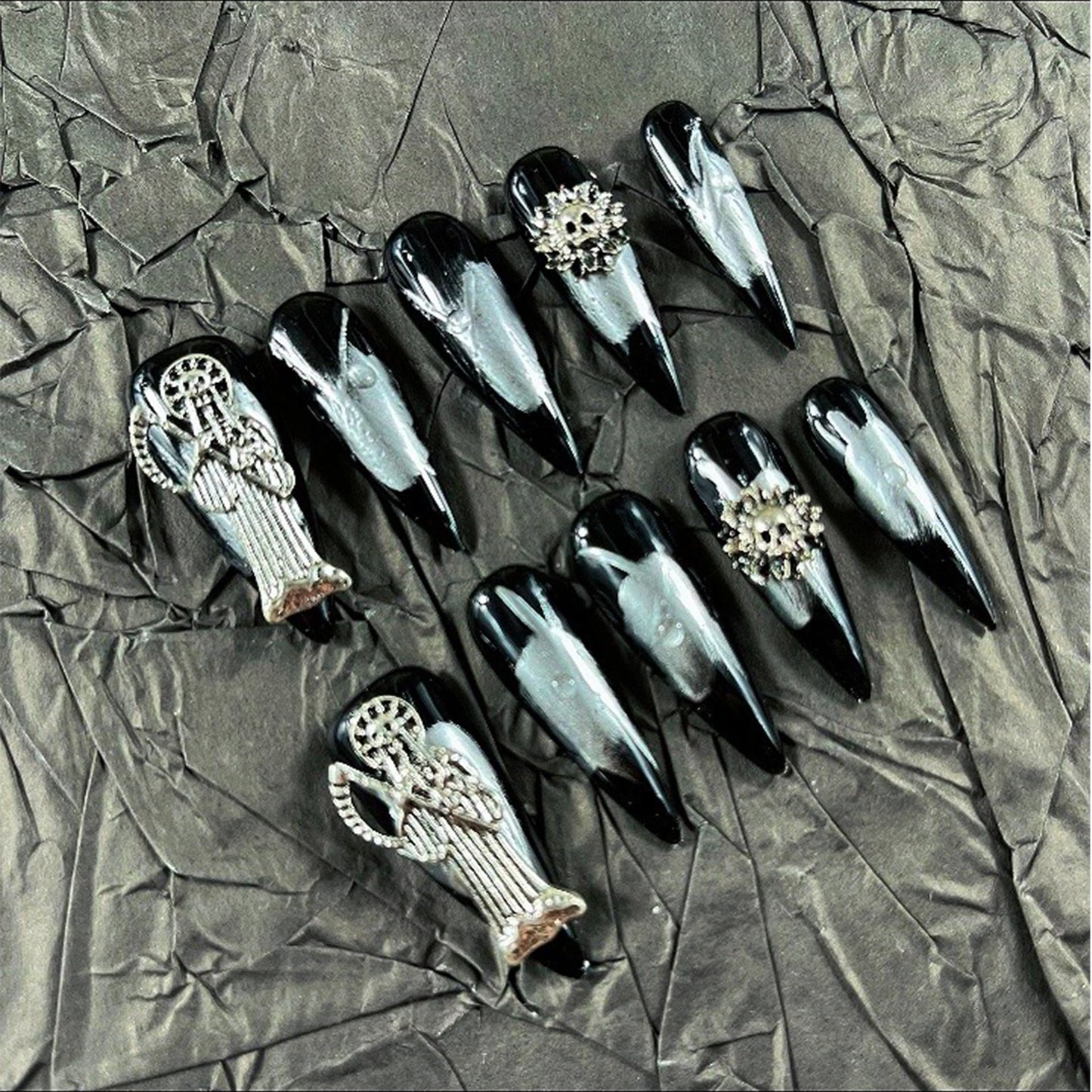 Press on Nails Handmade Nails 10Pcs Dark Gothic Style Skeleton Manual Press on Nails Black Skulls Fake Nails for Women Party Holiday Photo Size S