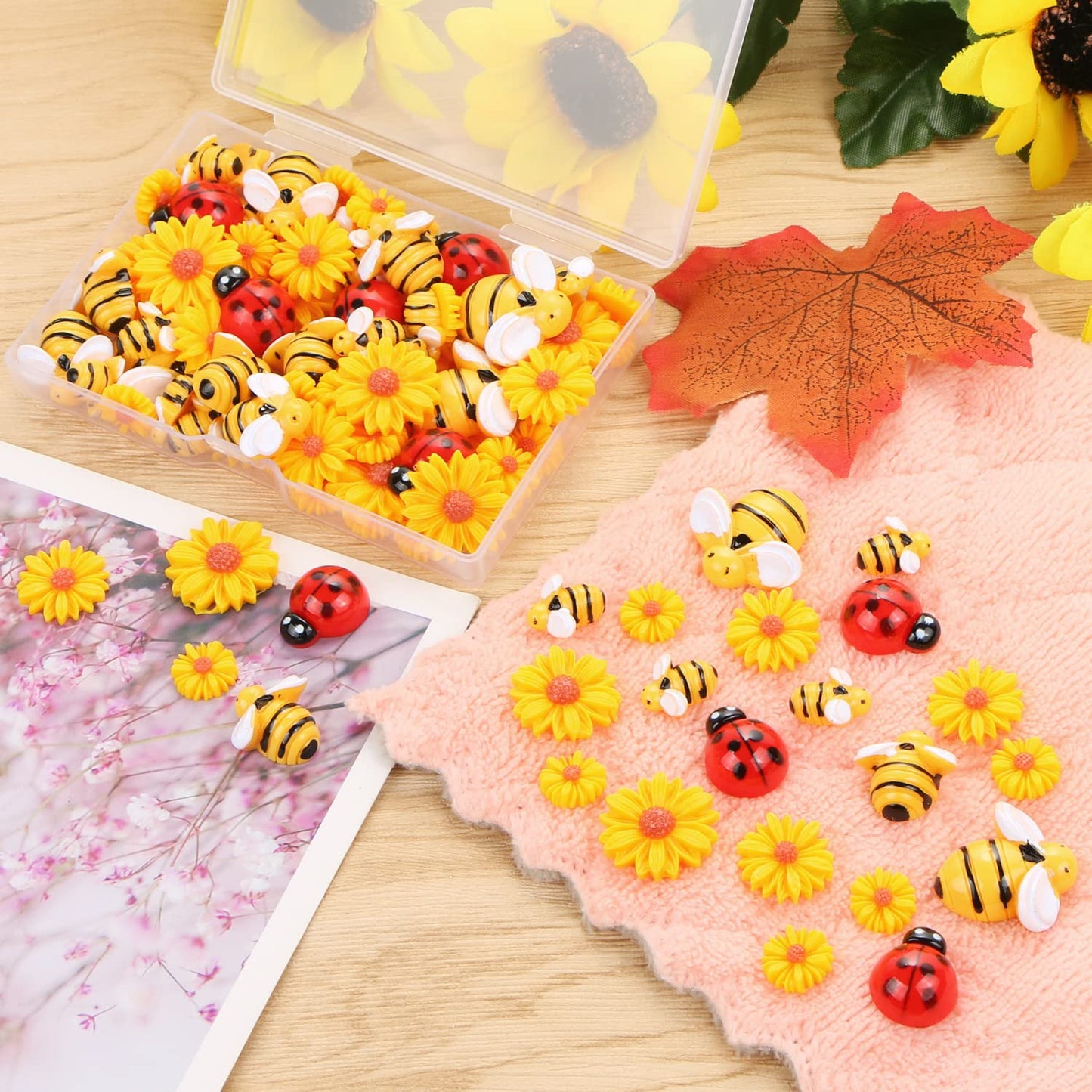 CCOZN 100 Pieces Tiny Resin Bees Daisy Flowers Ladybugs, Flatback Daisy Flowers Bumble Bees Embellishment Bee Decors with Box DIY Wreath Cake Decorations Flowers Bee for Crafts Scrapbooking