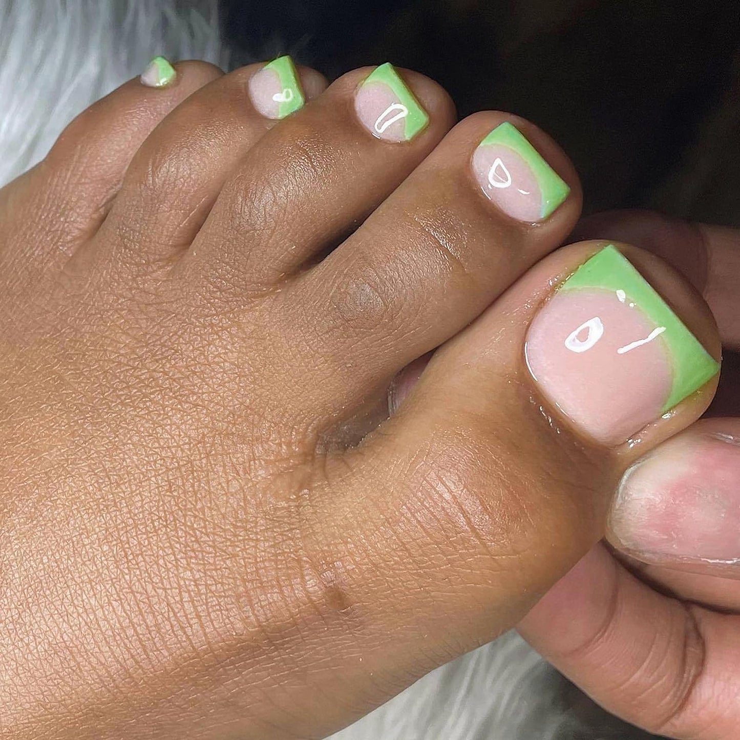 MISUD Toe Press on Nails - Fake Toenails with Green French Tip, Acrylic Toenail Glossy Design 24 pcs