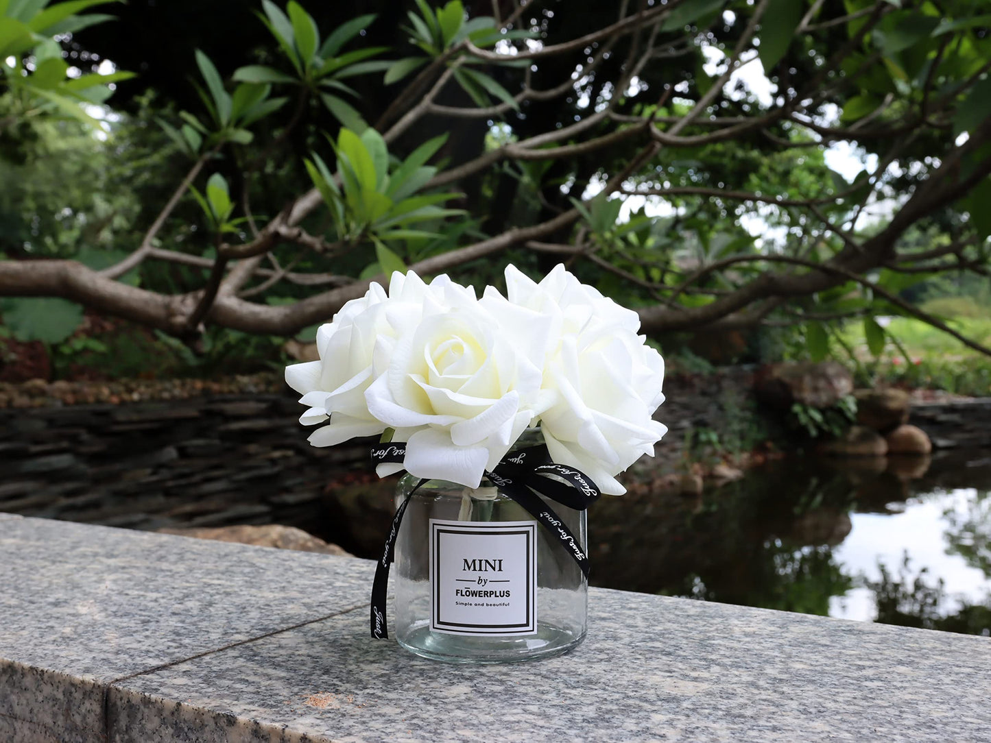 grtefhu Artificial Flowers with White Roses in Vase, Fake Flowers in Glass Jar with Ribbon, Silk Flower Arrangements in Vase with Artificial Flowers for Home Dining Table Decor.