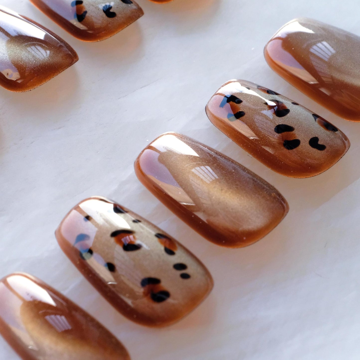 GLORS Premium Press-On Nails, Caramel Leopard Pattern with Glitter Cat Eye Effect, Medium Ballerina Shape, 10 Pieces, Fall Winter Style (Small, MB)