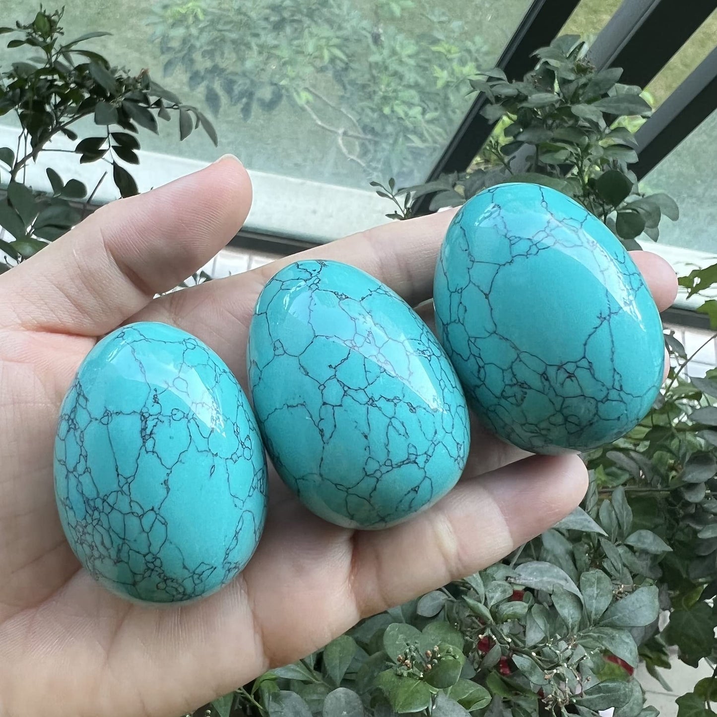 Fekuar Stone Egg Figurine, Polished Healing Crystal Easter Eggs Sphere Sculpture with Wood Stand, Green Howlite Turquoise, 1.8"