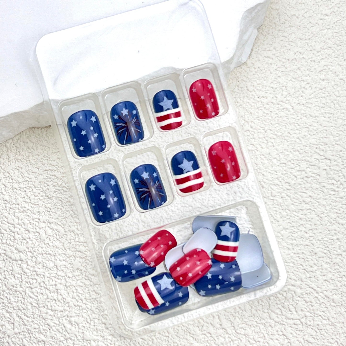 24pcs Independence Day Fireworks Press On Nails Short Square Stripes Five-Pointed Star Design False Nails Red Glitter Star July 4th Acrylic Stickers Nails for Women Girls Manicure Decoration 24pcs