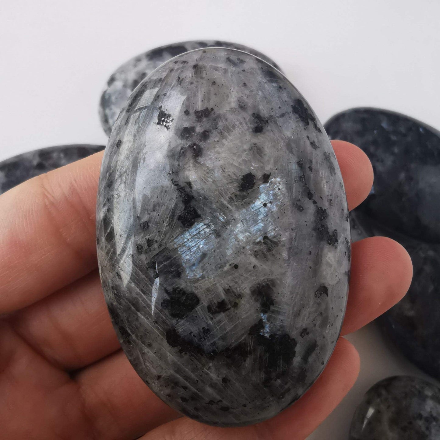 Loveliome Natural Black Labradorite Oval Polished Worry Stones, Healing Crystal Indoor Fountain Stones Massage Energy Anxiety Relief Items