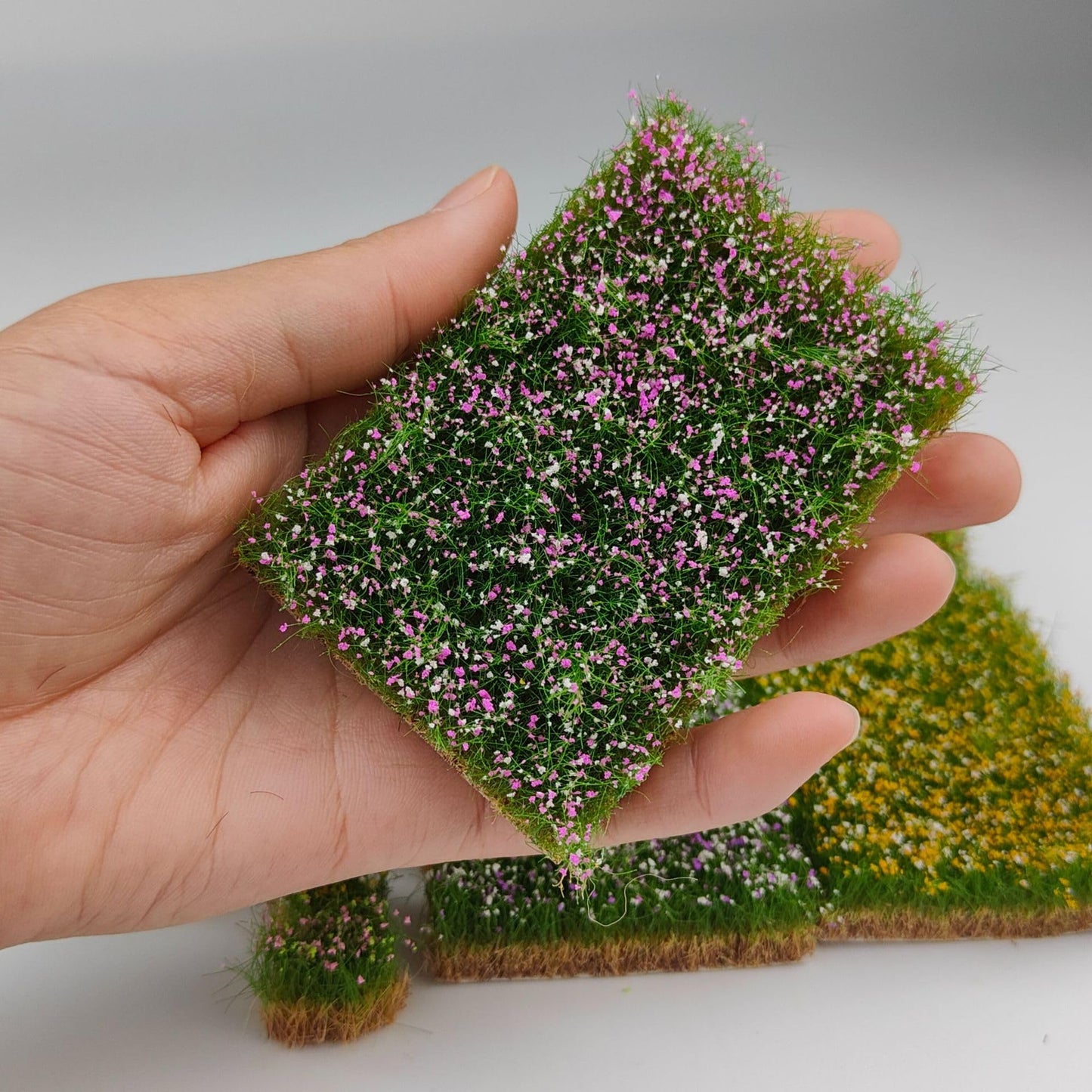 BraneGo Miniature Grass Tufts with Flowers, 4-Color Hand Torn Flower Clusters for Diorama, Model Train Scenery N & HO Scale, Wargaming Bases and Architectural Landscaping