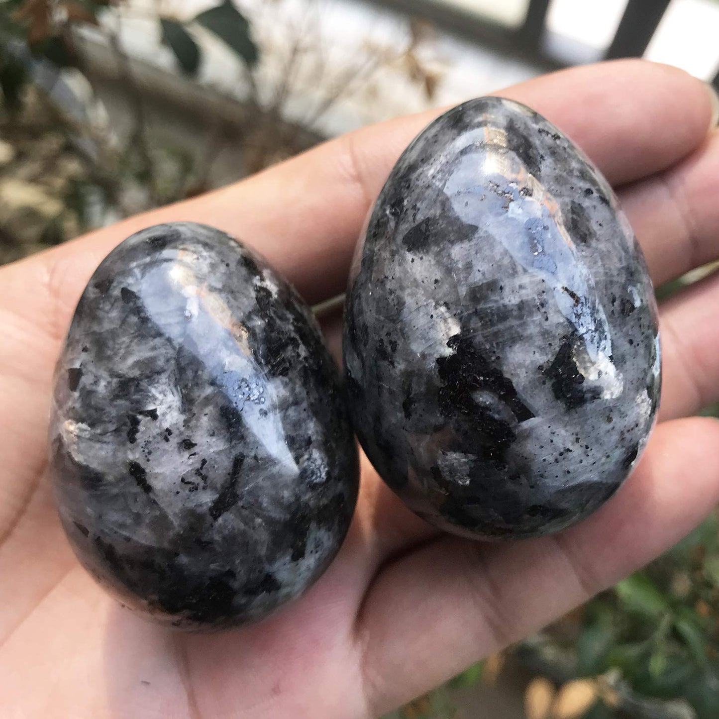 Fekuar Stone Egg Figurine, Polished Healing Crystal Easter Eggs Sphere Sculpture with Wood Stand, Natural Black Labradorite, 1.8"