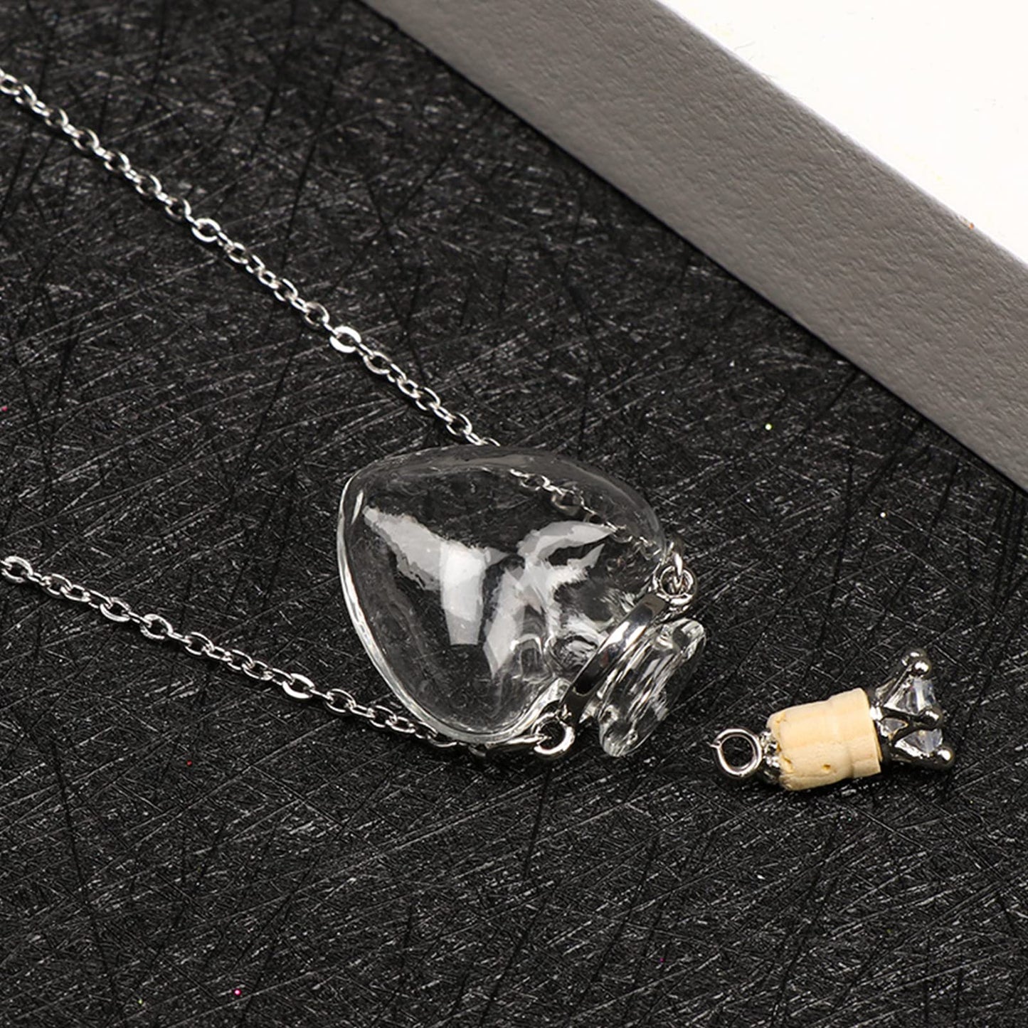 Women Long Necklace Clear Glass Aromatic Water Essential Oil Diffuser Bottle Natural Crystal Pendant for Girl Essential Oil Necklaces for