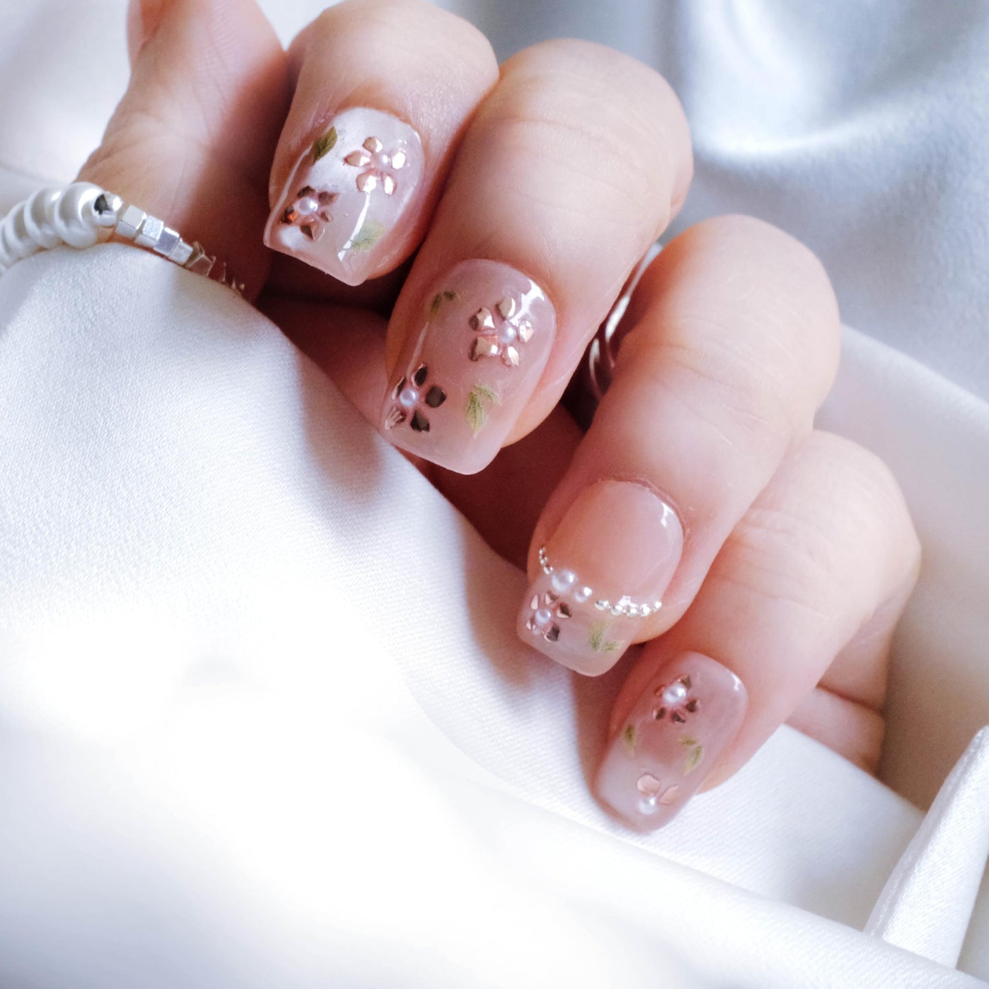 [GLORS] Short Square Press On Nails, Nude Pink with Rose Gold Foil and Pearl Accents, 10 Pieces (Small, SS)