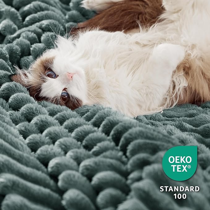 Bedsure Sherpa Blanket King Size for Bed - Super Soft, Cozy Fleece Thick Warm Blanket for Winter, GentleSoft Home Room Decor, Dark Green, 108x90 Inches