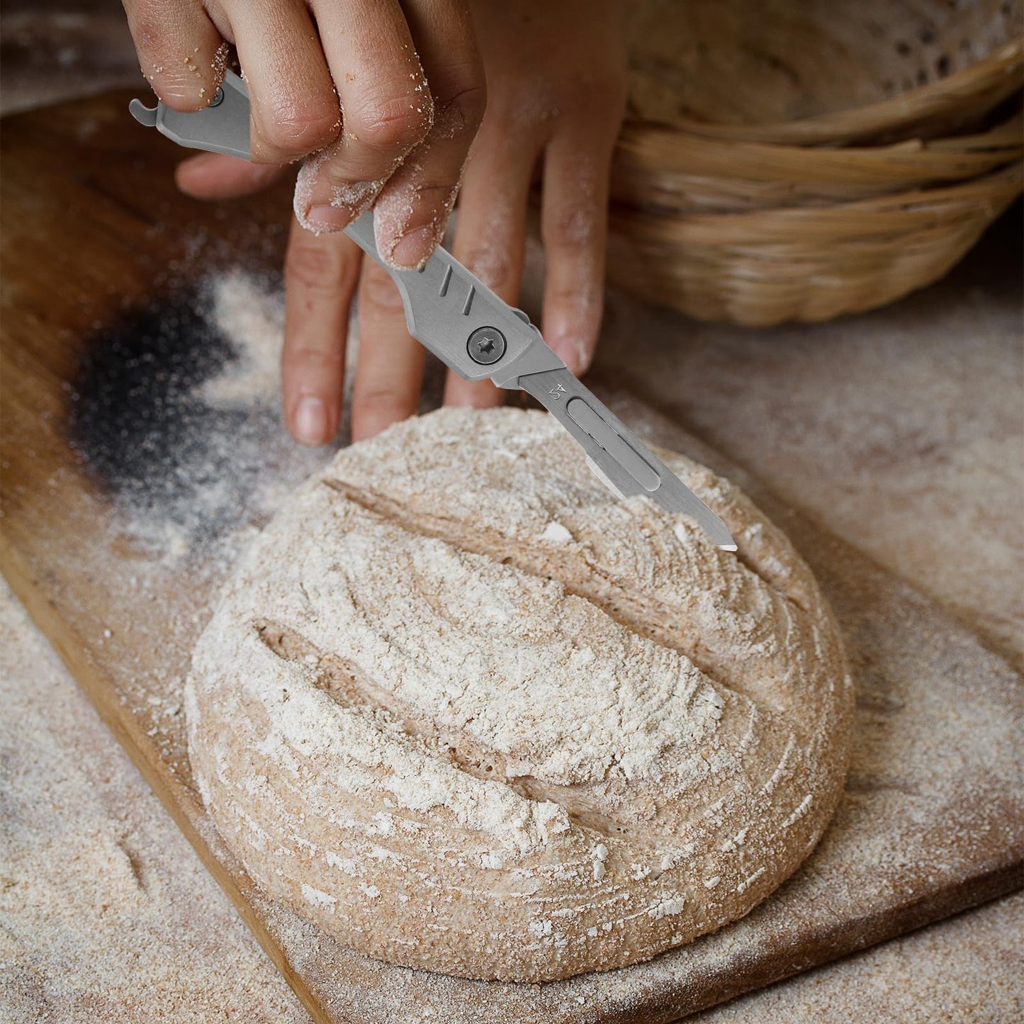 Muomdid 2-Piece Folding Bread Lame Set with 20 Sharp Carbon Steel Blades, Sturdy Box & Protective Accessories - Perfect for Sourdough Scoring & Artisan Bread Baking (Silver & Gold)