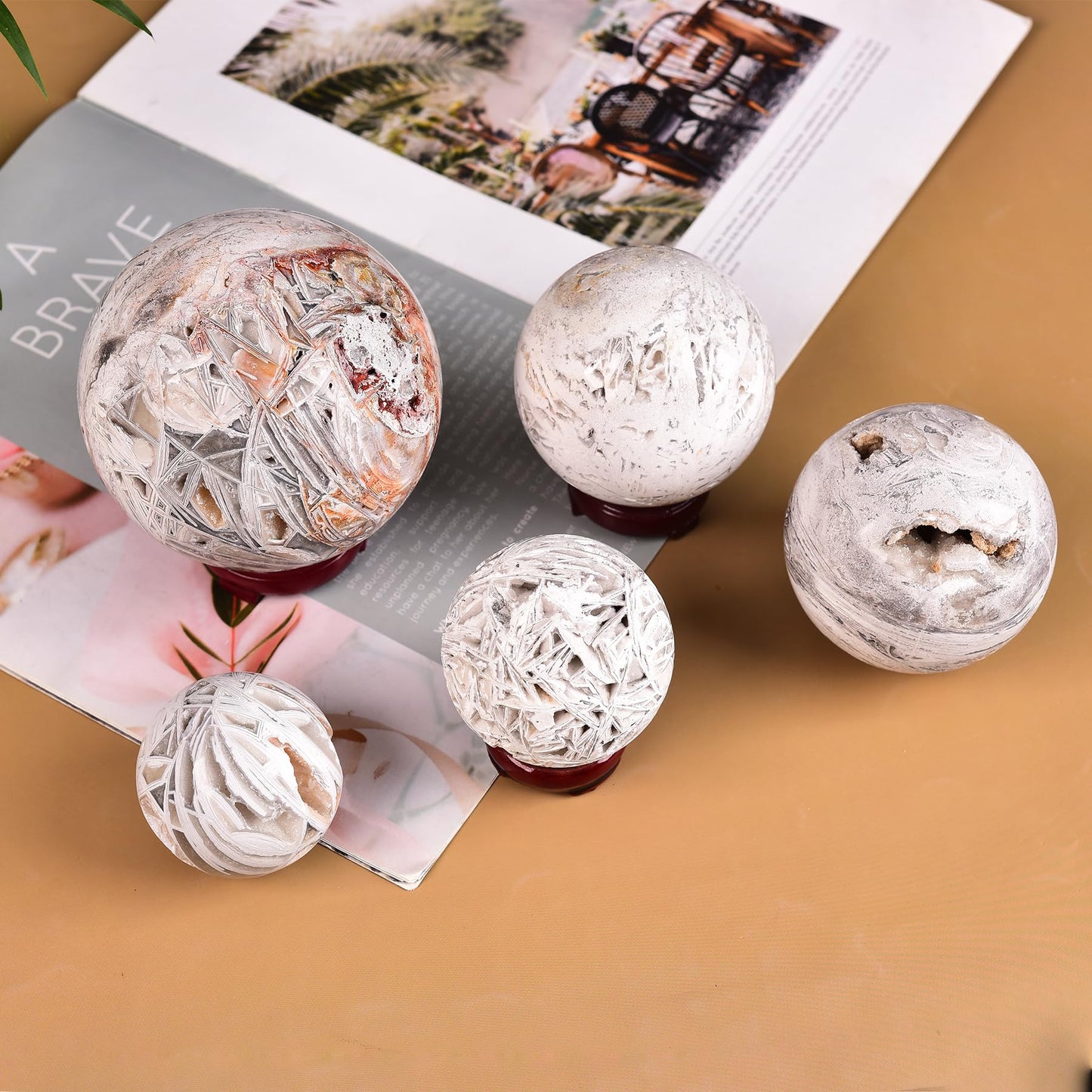 JIC Gem Natural Mexican White Agate Crystal Sphere Crystal Decorative Ball with Wooden Stand Meditation Balls for Witchcraft Reiki Gift 50-60mm