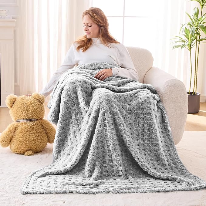 NEWCOSPLAY Super Soft Twin Blanket Grey Premium Silky Flannel Fleece 3D Waffle Checkered Lightweight Bed Blanket All Season Use (Light Grey, Twin(60"x80"))