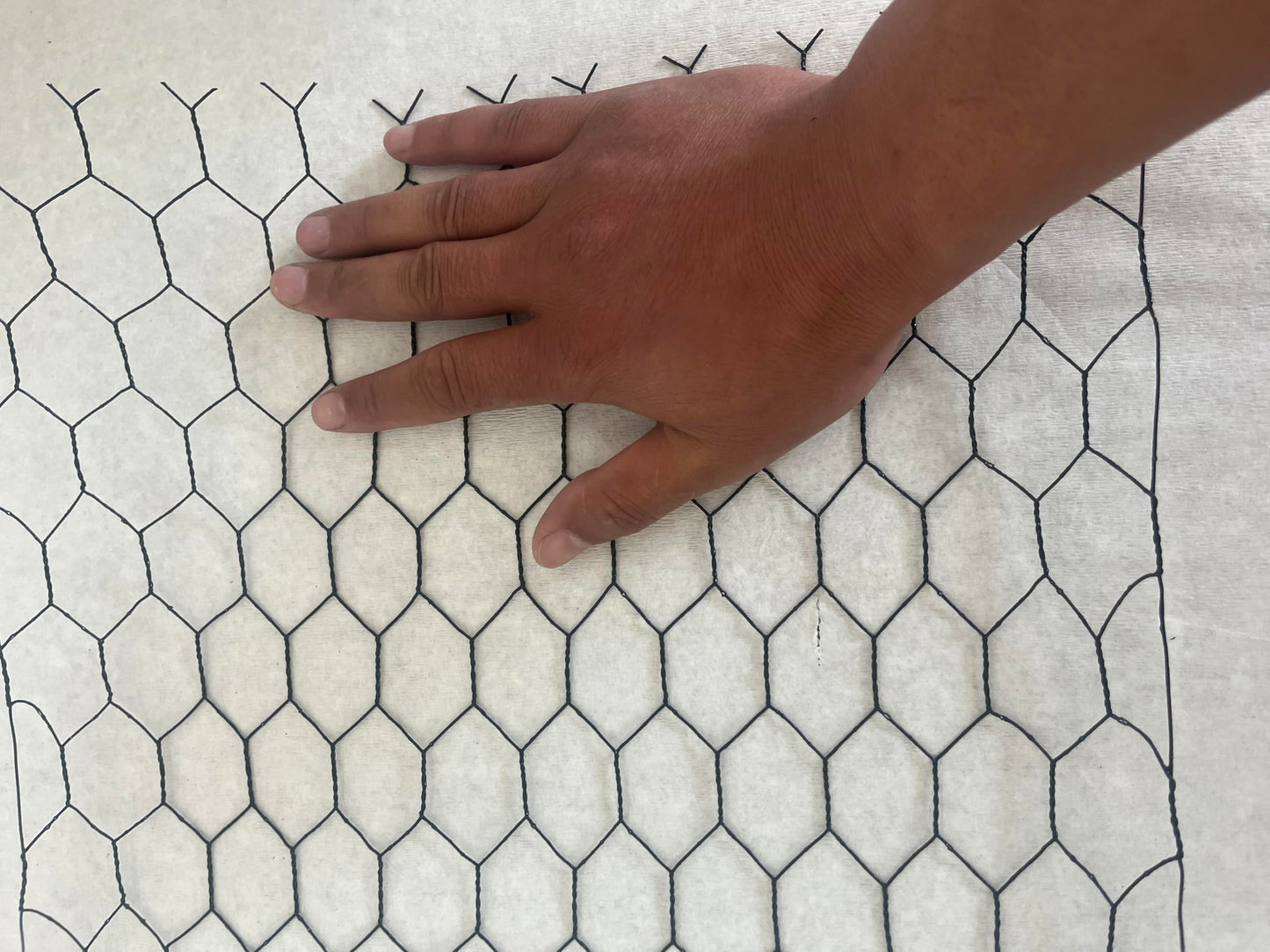 Black 13.5 x 400 Inches Chicken Wire Fencing Mesh PVC Coated Floral Chicken Wire for Crafts Poultry Garden, Hexagonal Galvanized Chicken Coop Rabbit Wire Fencing Netting Plant Protector mesh