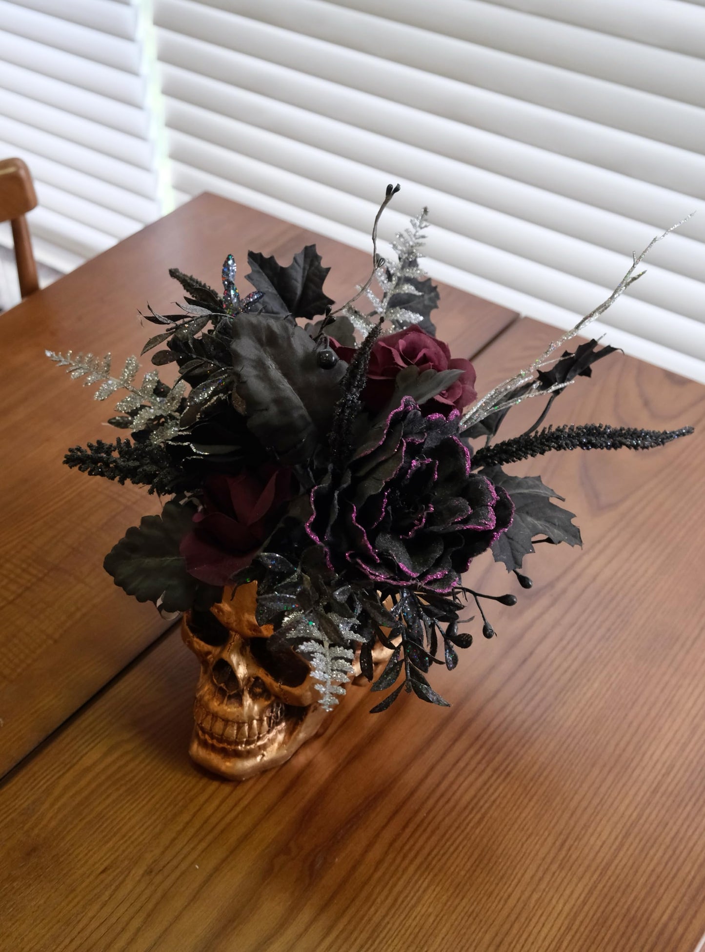 FLOROAD Halloween Decor, Gold Resin Skull Planter with Faux Plants Halloween Skull Decor for Home Coffee Table Bookshelf Dining Table Centerpiece, 14" H (Gold/Black/White/Red)