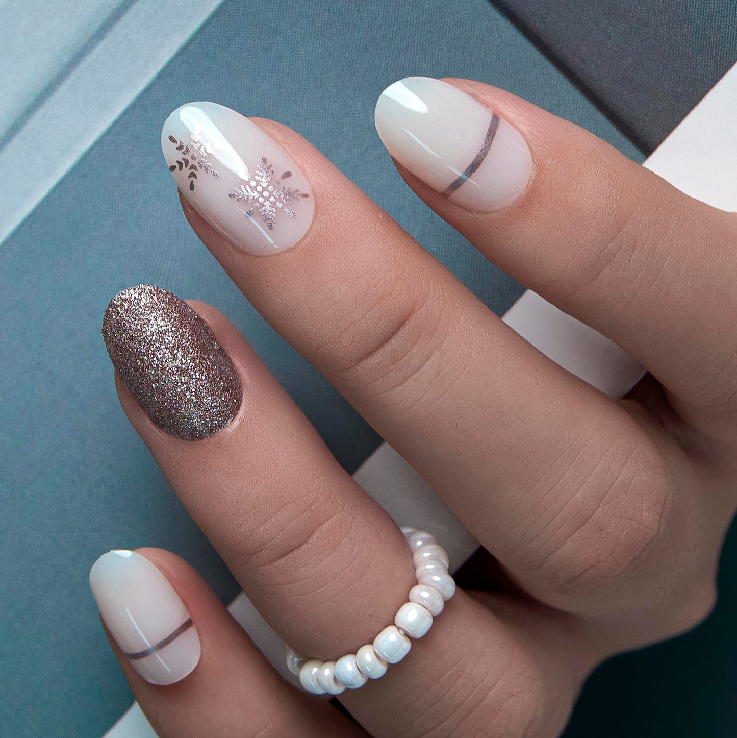 CurvLife Press on Nails Acrylic Fake Nails with Design Full Cover False Nails for Women Reusable Nail Kit (Snowflake Silver, 30pcs)