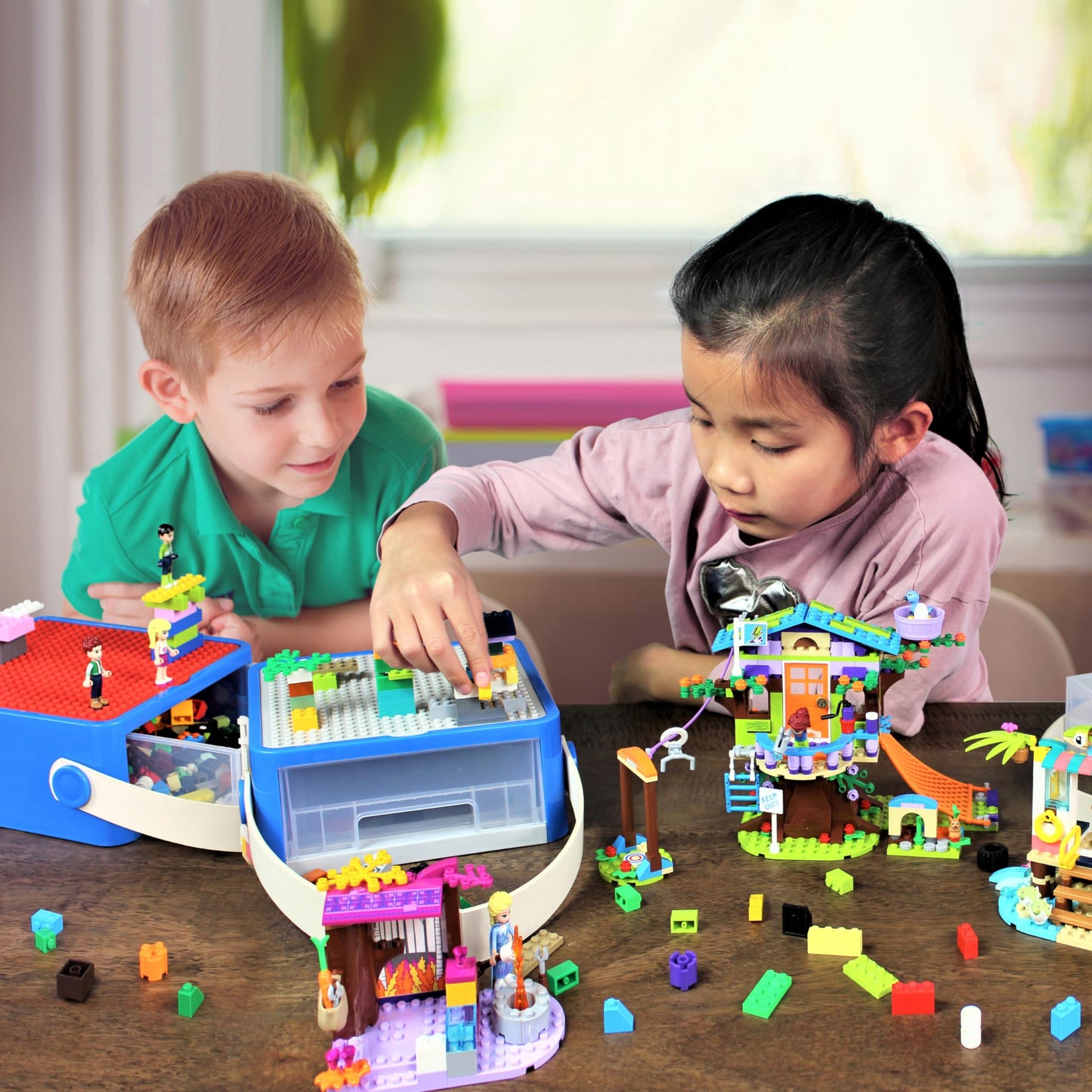 Bins & Things Storage Bin Organizer Box - Toy Storage Case for Building Blocks, Small Dolls and Accessories - Kids Toy Suitcase with Baseplate Lid - Mess-Free Organizer for Travel and Playroom