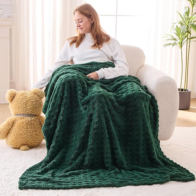 NEWCOSPLAY Super Soft Twin Blanket Green Premium Silky Flannel Fleece 3D Waffle Checkered Lightweight Bed Blanket All Season Use (Dark Green, Twin(60"x80"))