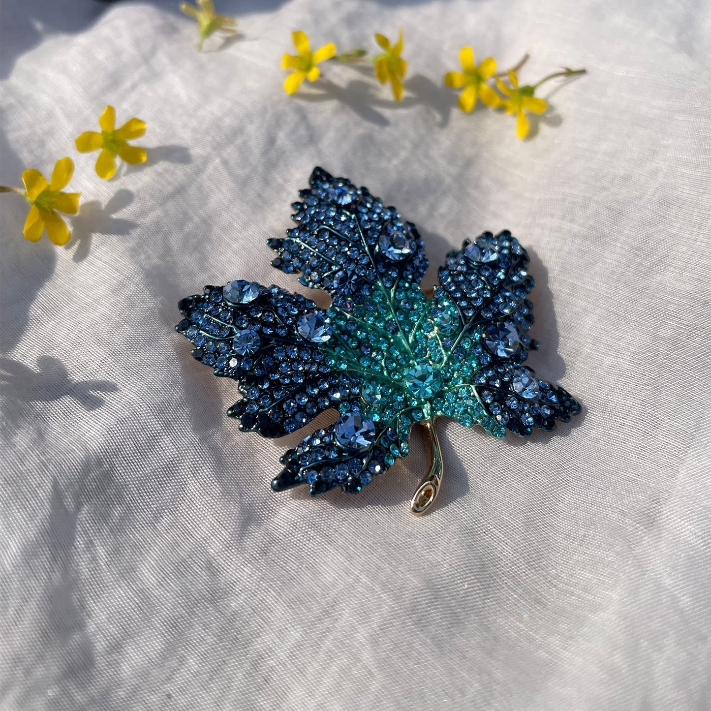 AILONMEI Brooches for Women Fashion Large Leaf Corsage Broach Costume Womens Brooches & Pins (Blue Maple Leaf)