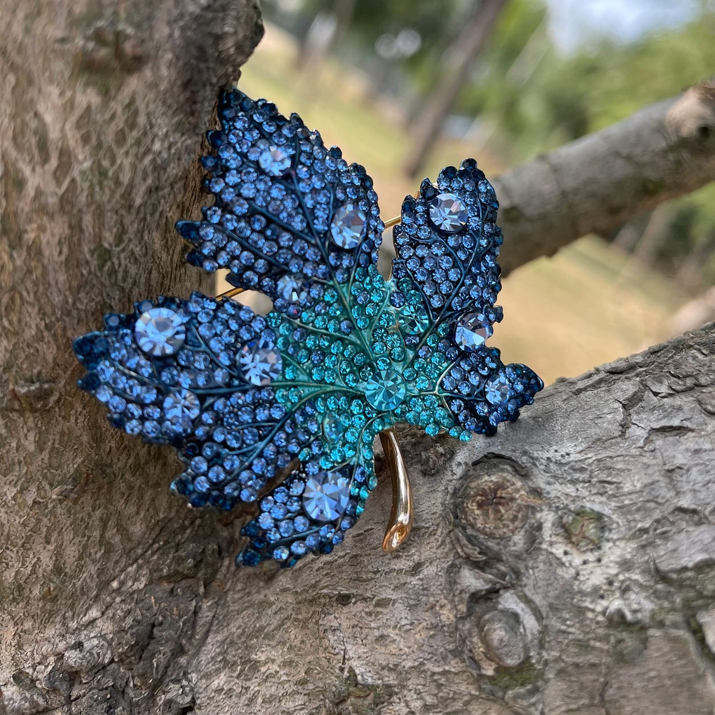 AILONMEI Brooches for Women Fashion Large Leaf Corsage Broach Costume Womens Brooches & Pins (Blue Maple Leaf)