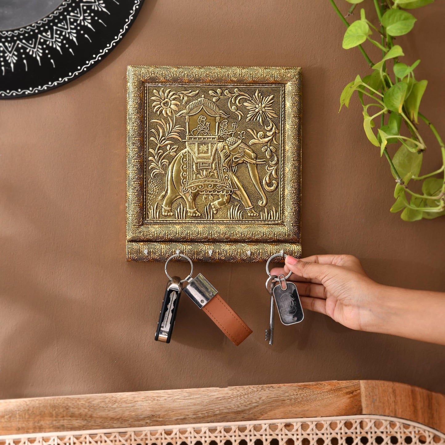 LOVENSPIRE Key Holder Décor Elephant Design Key Hooks for Wall Hanging Hand Crafted Decorative Showpiece Key Organizer Home Decor Wall Mounted 5 Hooks for Entryway Living Room Housewarming Gift