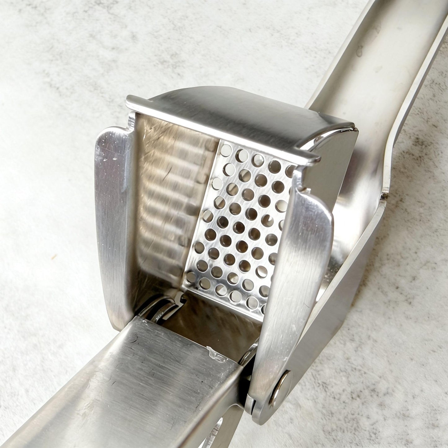 Stainless Steel Garlic Press, Easy to Squeeze, Ergonomic Handle, No Need to Peel Garlic Press,Garlic Mincer, Garlic Ginger Crushing Tool, Silver