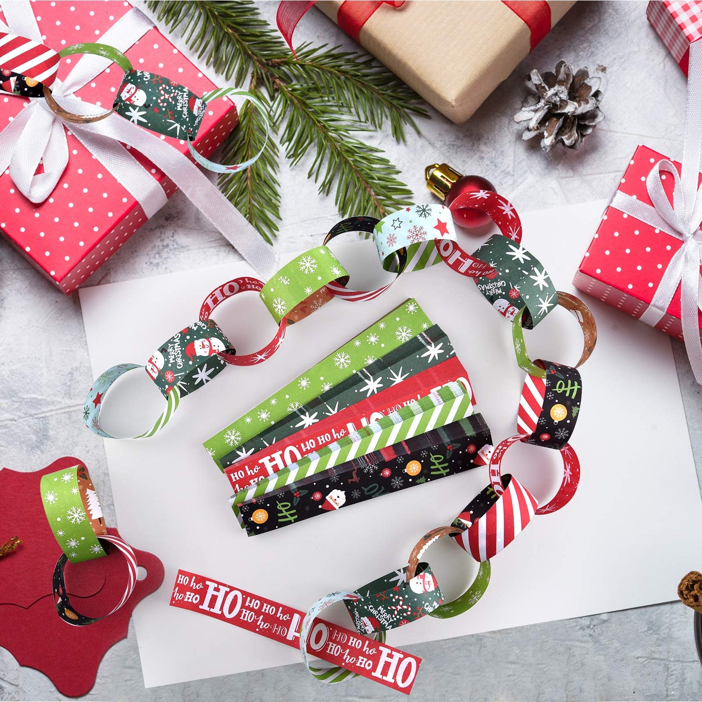 ASTARON 600pcs Christmas Paper Chains Festive Printed Creative Paper Decorations
