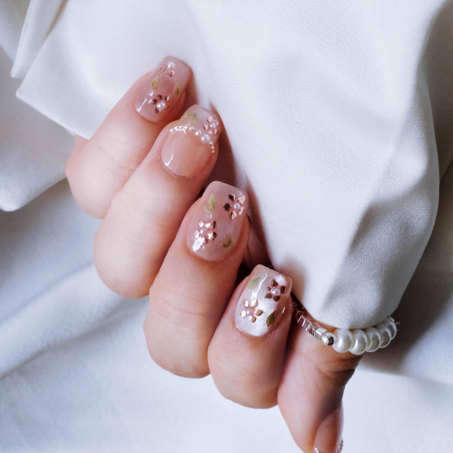 [GLORS] Short Square Press On Nails, Nude Pink with Rose Gold Foil and Pearl Accents, 10 Pieces (Small, SS)