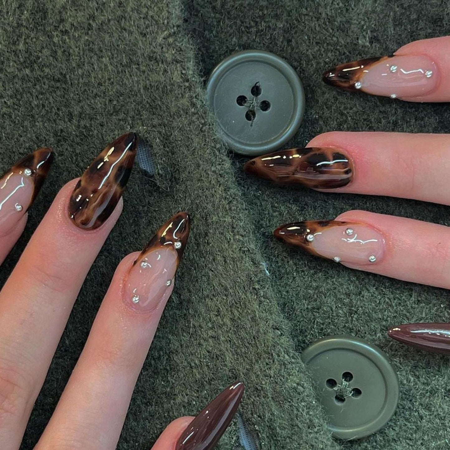 IMRAIN Long Stiletto Press on Nails Brown Leopard Fake Nails Full Cover Almond False Nails Glossy Acrylic Almond Stick on Nails for Women 24Pcs