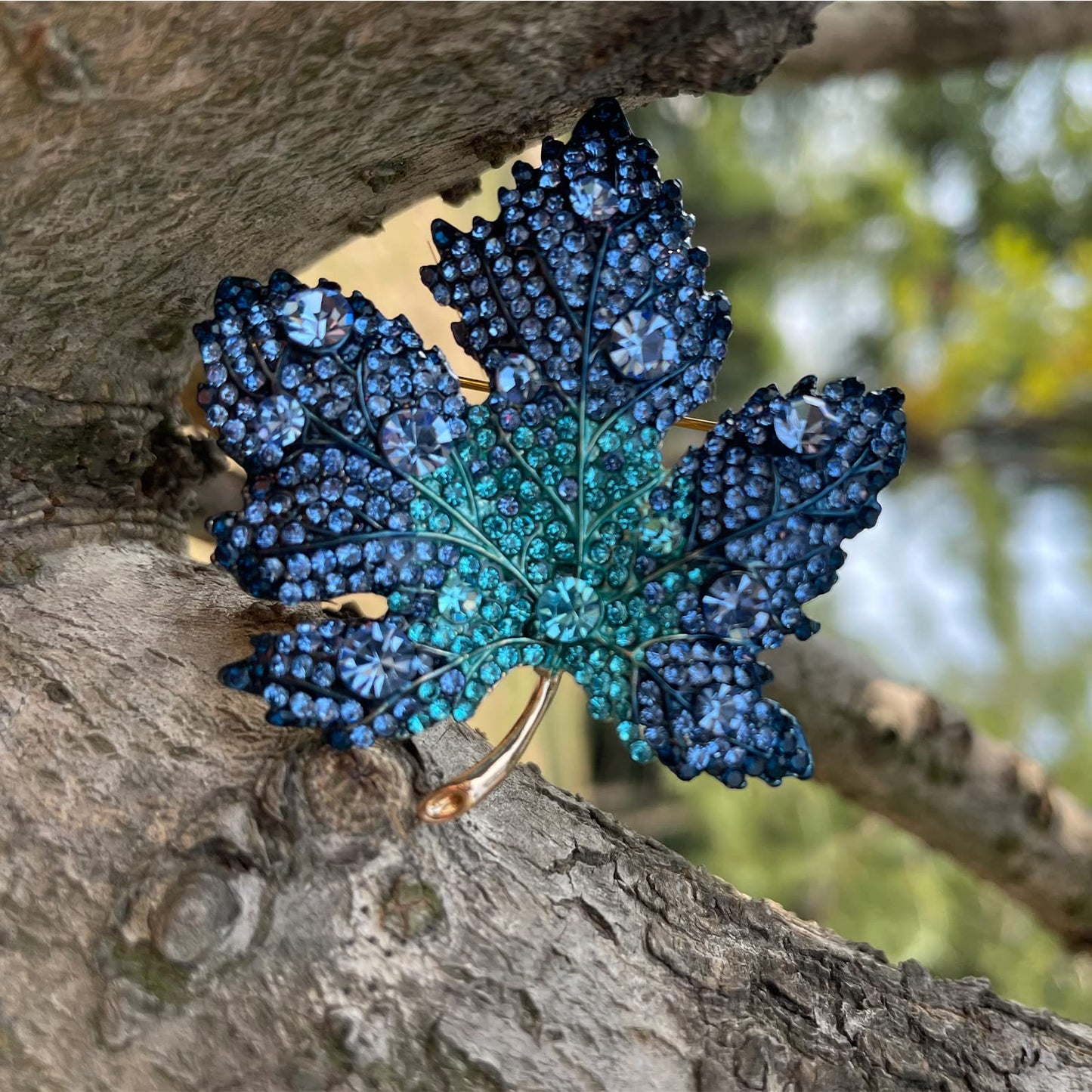 AILONMEI Brooches for Women Fashion Large Leaf Corsage Broach Costume Womens Brooches & Pins (Blue Maple Leaf)
