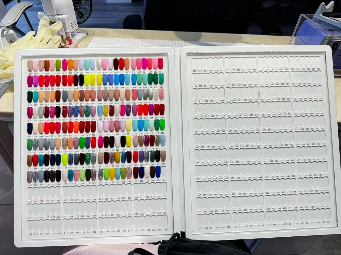 Acycoin2A 528 Nail Gel Polish Display Chart Acrylic Nail Art Sample Book Salon Color Exhibit Tools Showing Shelf with False Tips and Number Sticker
