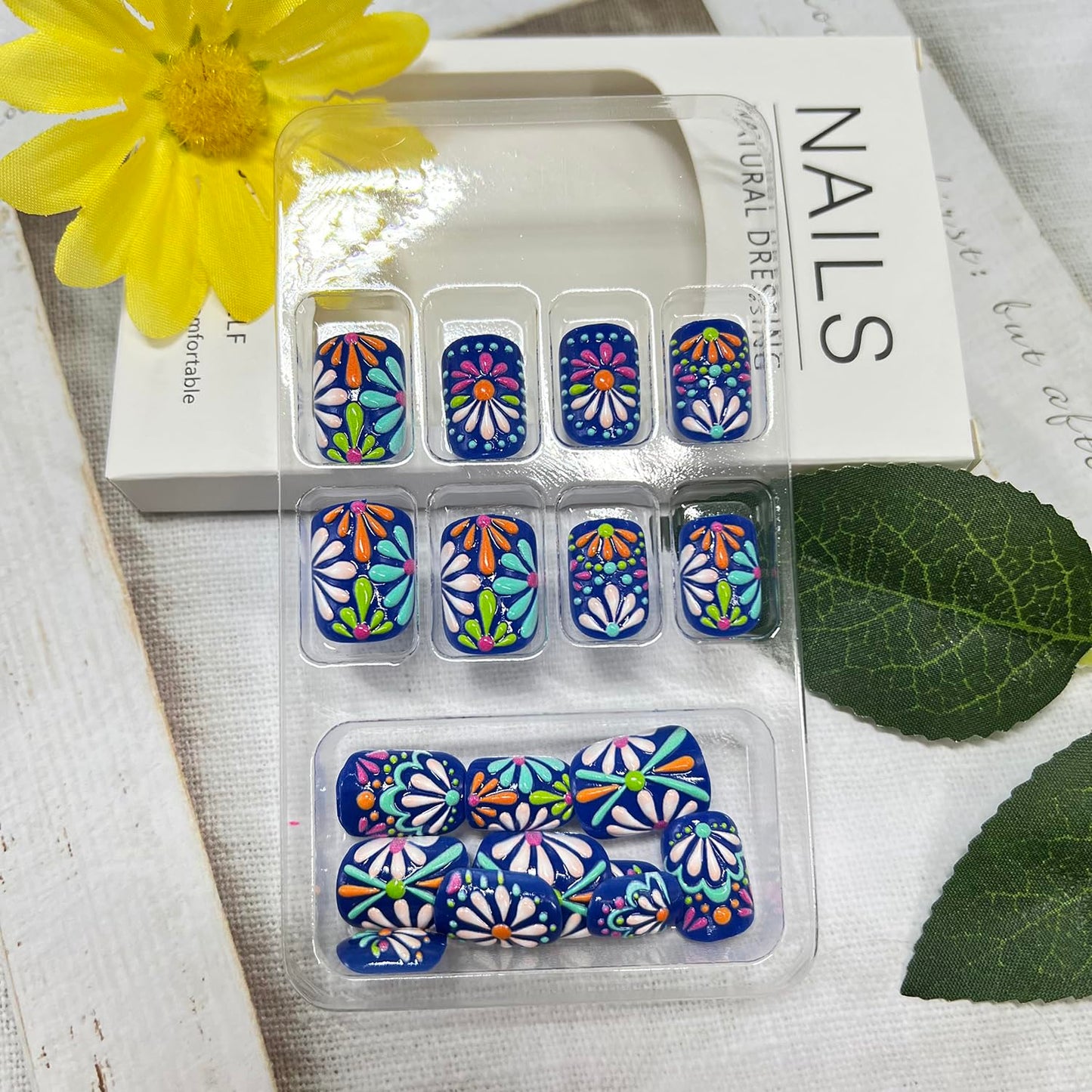 3D Flower Press on Nails Short Square Fake Nails with White Daisy Designs Blue False Nail Spring Summer Floral Stick on Nail for Women 24Pcs