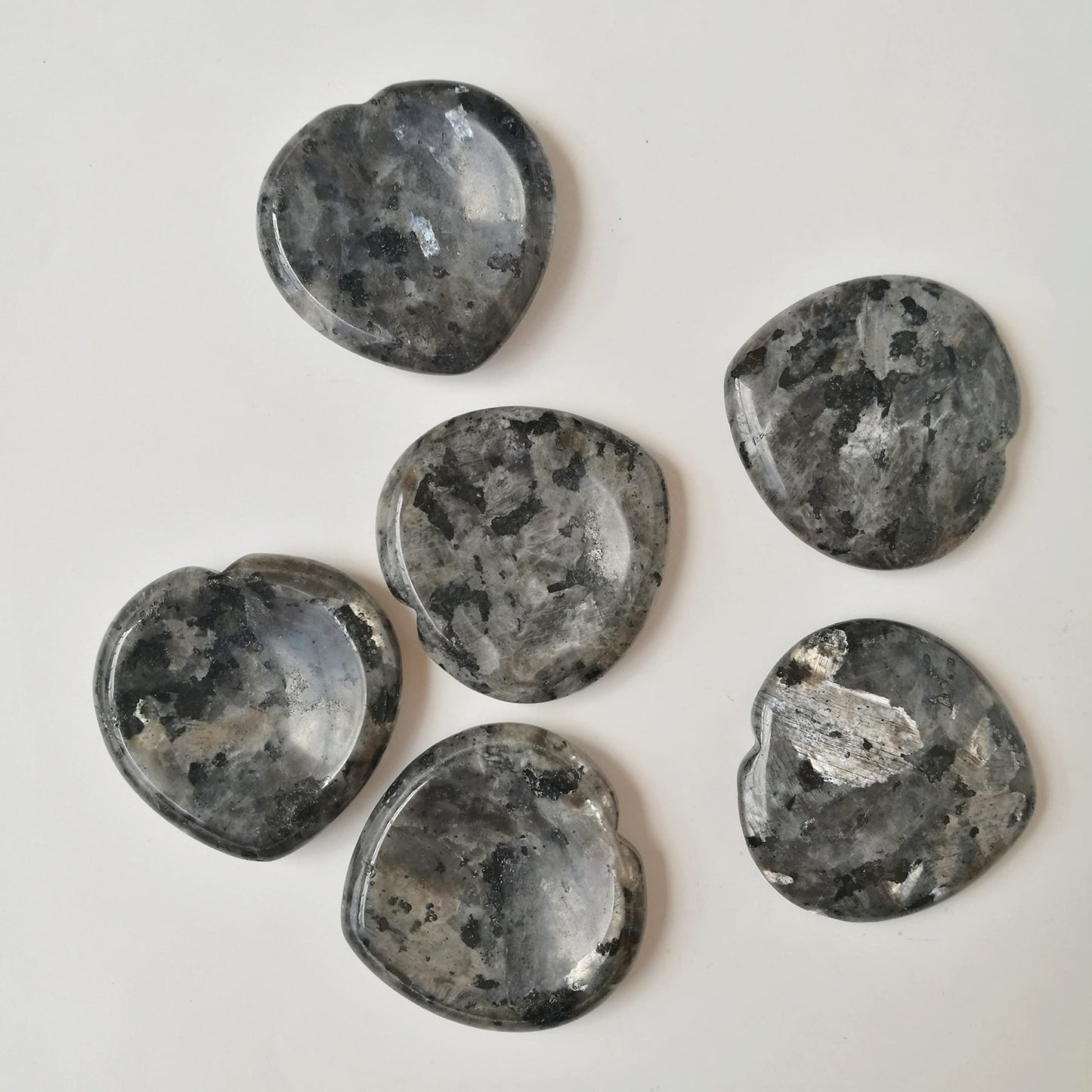 Bacatgem Natural Black Labradorite Heart Chakra Thumb Worry Stone,Hand Carved Healing Crystal Shaped Stone for Anxiety Stress Relief Meditation