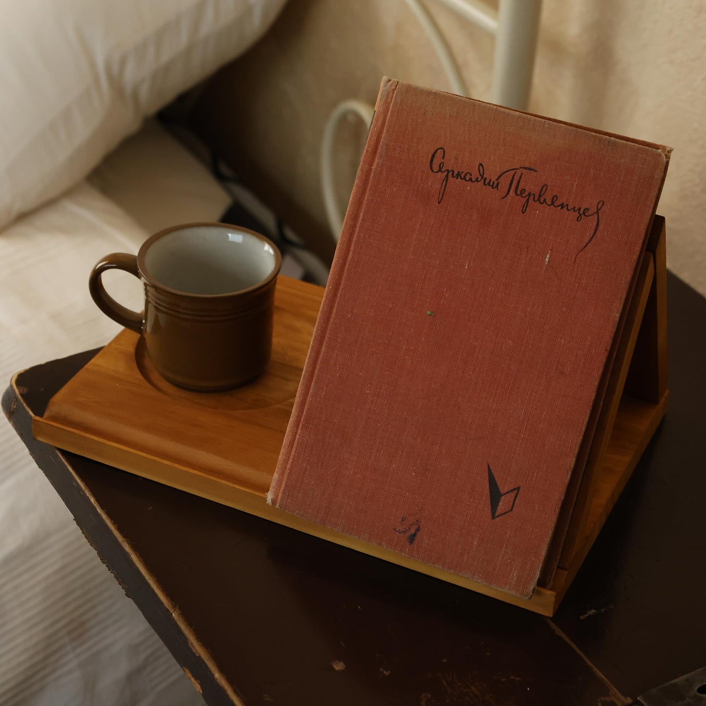 LITIVY Wooden Triangle Bookmark, Small Bookshelf with Drink Holder, Wood Book Reading Rest with Slotted, Book Corner Display Triangle Book Holder (Brown)