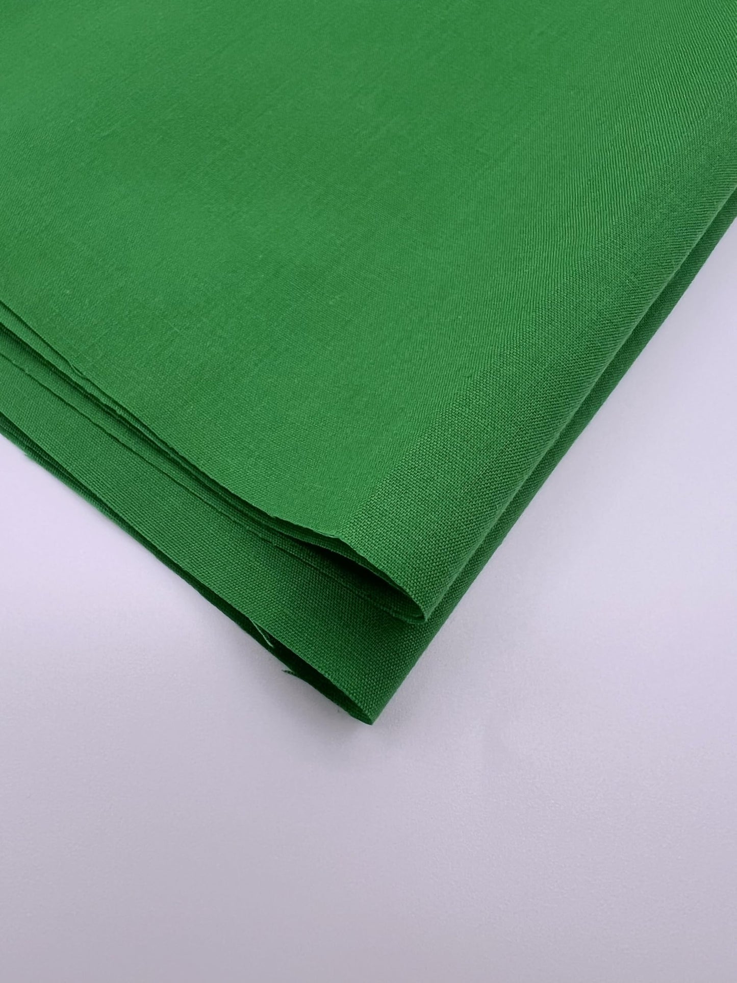 EOVEA - Cotton Polyester Fabric by The Yard – 60" Wide Broadcloth Fabric, Soft, Lightweight & Breathable Material for Lining, Curtains, Bedding, Skirts, Sewing Projects (Kelly Green,2 Yard)