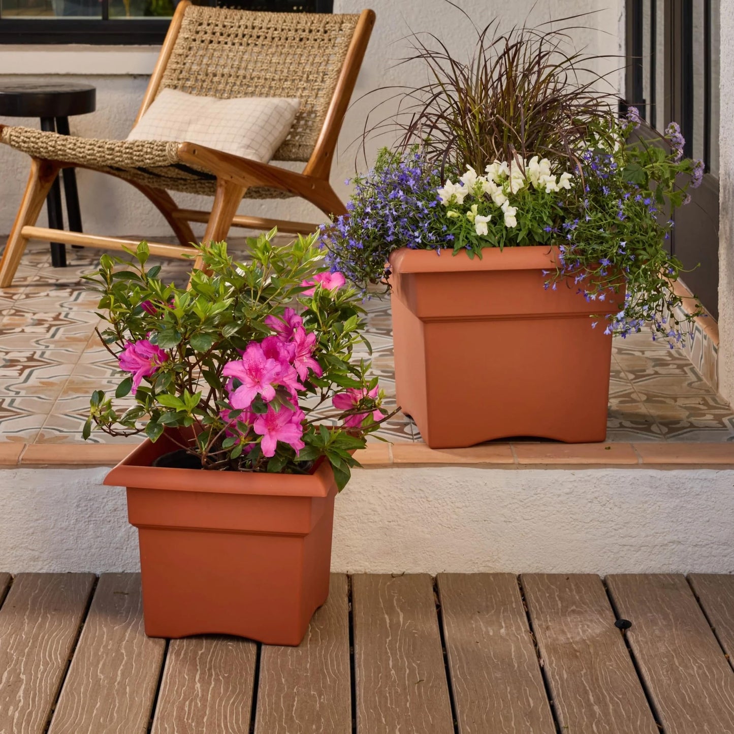18 Inch Square Plastic Planter, Large 9 Gallon Cotta Resin Flower Pot with Knockout Drainage, UV Resistant Indoor Outdoor Plant Container for Patio Garden