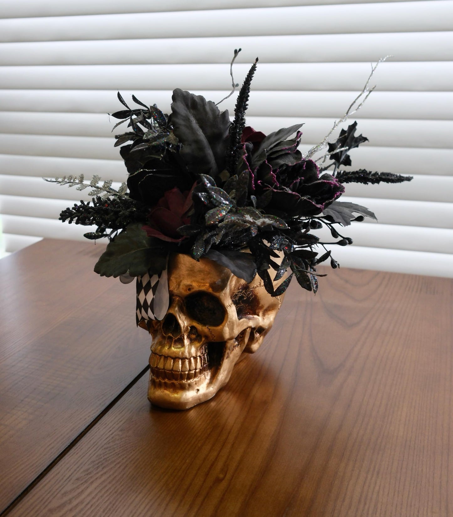 FLOROAD Halloween Decor, Gold Resin Skull Planter with Faux Plants Halloween Skull Decor for Home Coffee Table Bookshelf Dining Table Centerpiece, 14" H (Gold/Black/White/Red)
