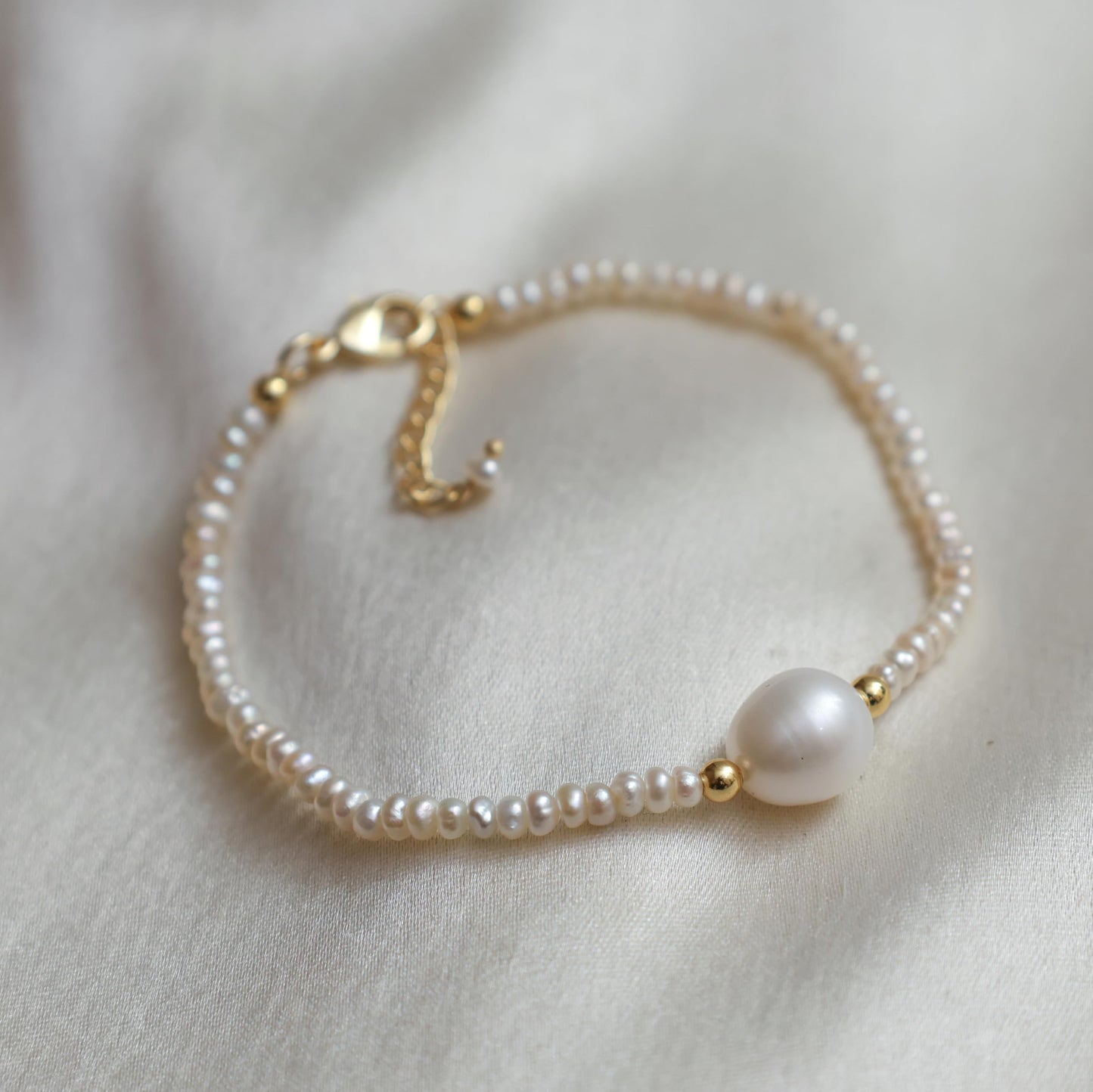 Gempires Handmade Freshwater Pearl Bracelet for Women 14k Gold-Plated Beaded Jewelry Dainty Stackable Boho Bracelet June Birthstone Gift Hypoallergenic Elegant Pearl Bracelet