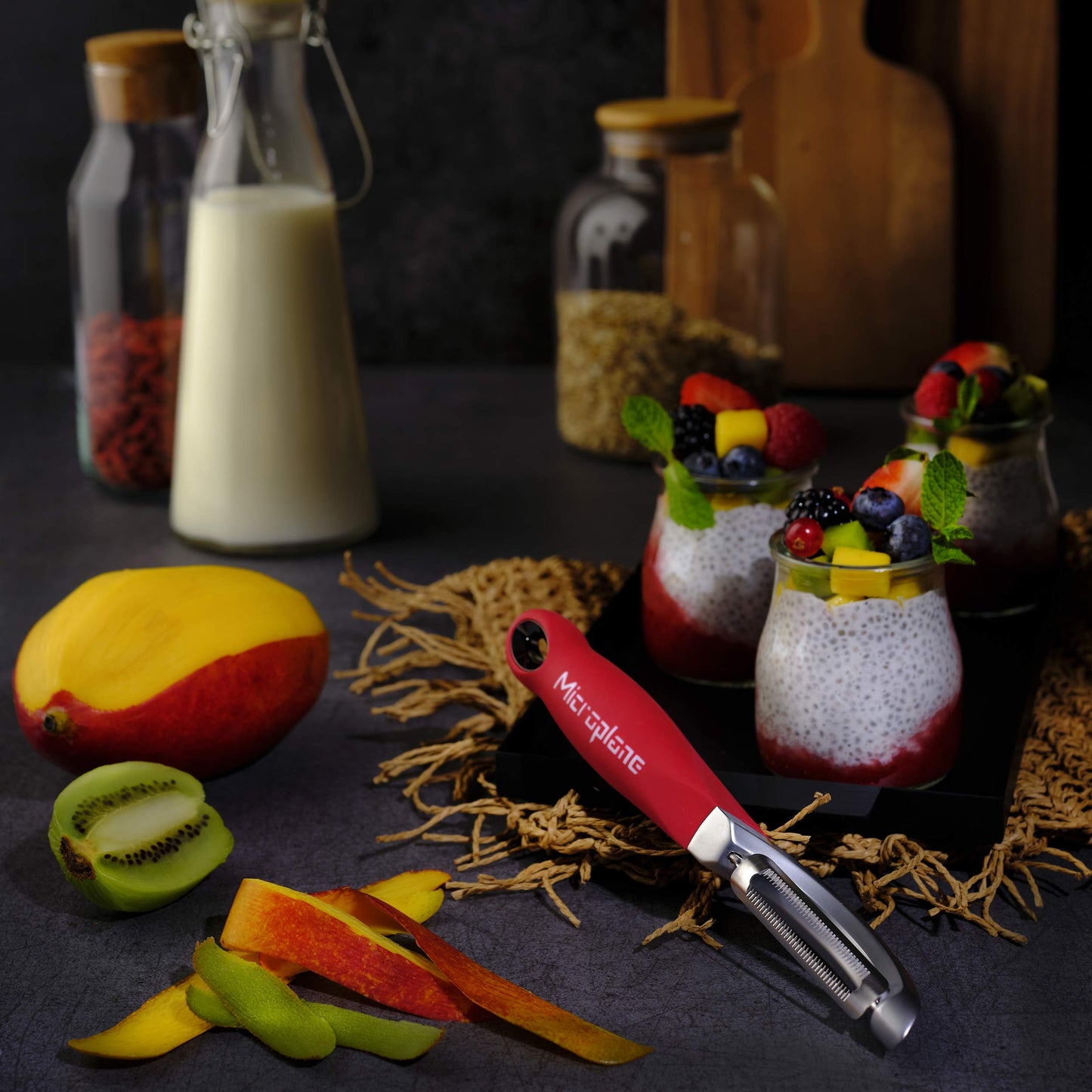 Microplane Professional Serrated Swivel Peeler for Tomato and Kiwi, for Right and Left Hand Use