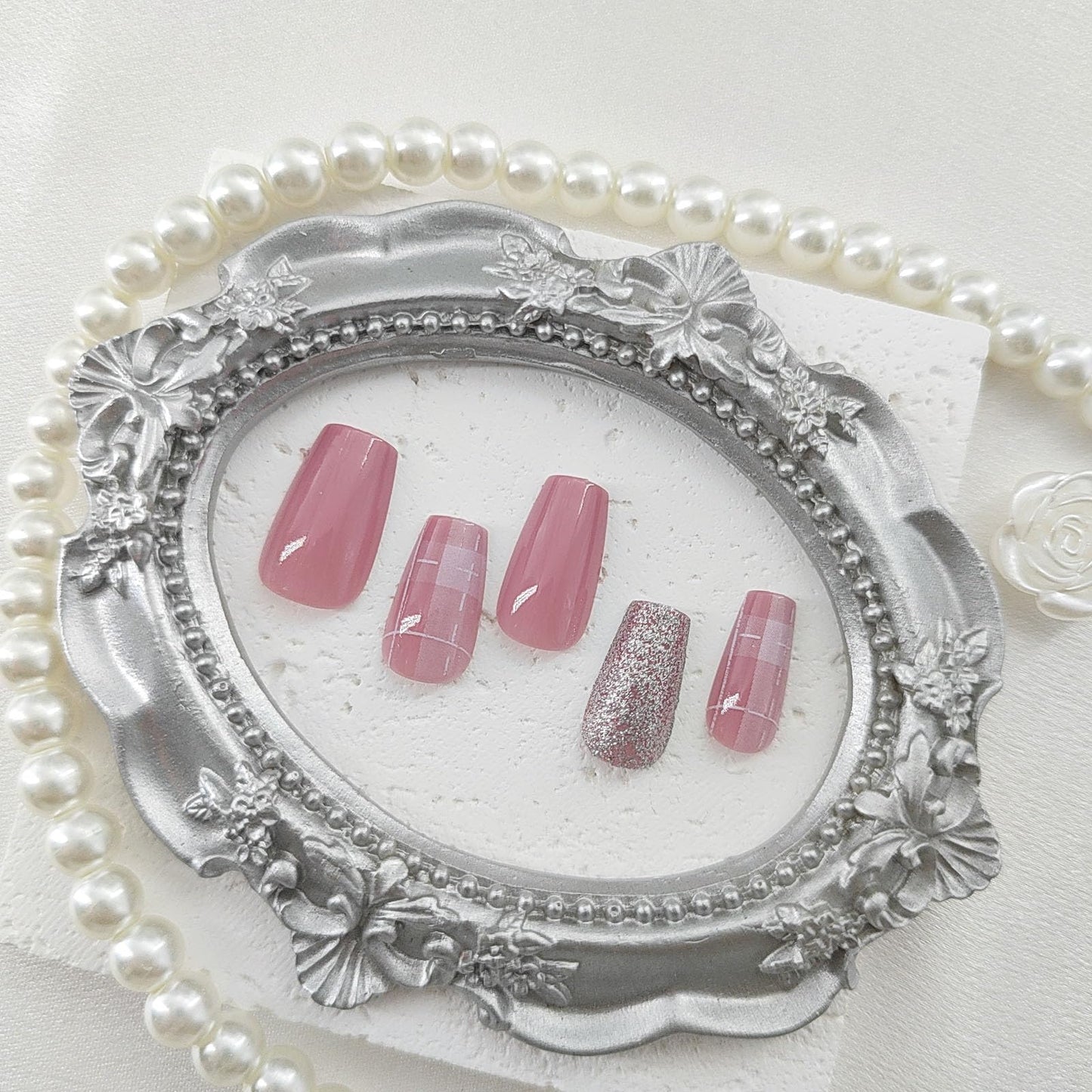 Press on Nails Short Coffin Fake Nails Glitter Glue on Nails Glossy Nails Press ons Pink Acrylic Nails Cute False Nails with Plaid Lines Designs Artificial Stick on Nails for Women 24Pcs