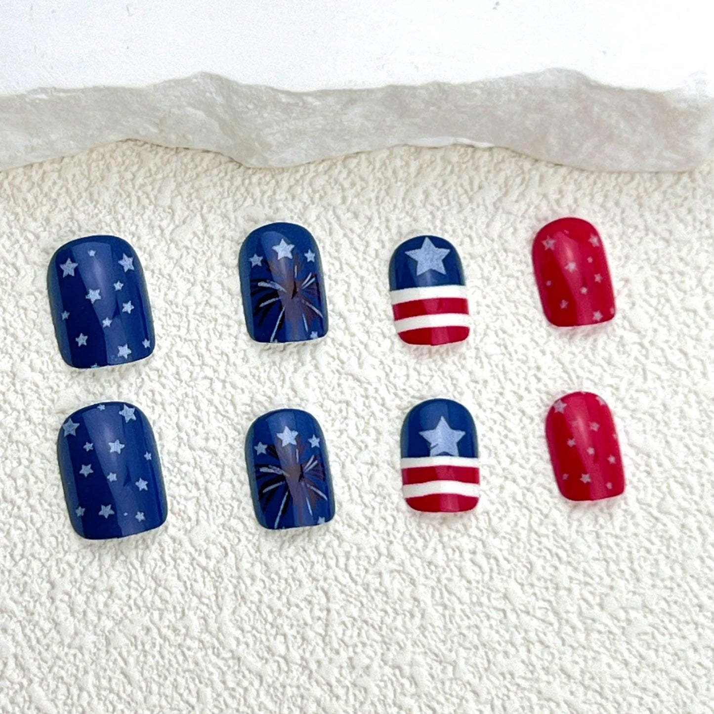 24pcs Independence Day Fireworks Press On Nails Short Square Stripes Five-Pointed Star Design False Nails Red Glitter Star July 4th Acrylic Stickers Nails for Women Girls Manicure Decoration 24pcs