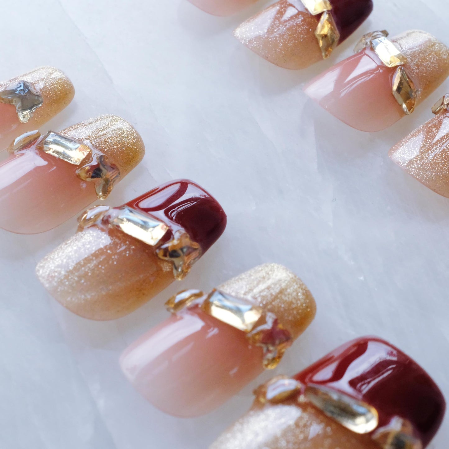 GLORS Press on Nails, Red Cat Eye False Nails with Gold Glitter, Short Square Shape, 10 Pieces (Small, SS)