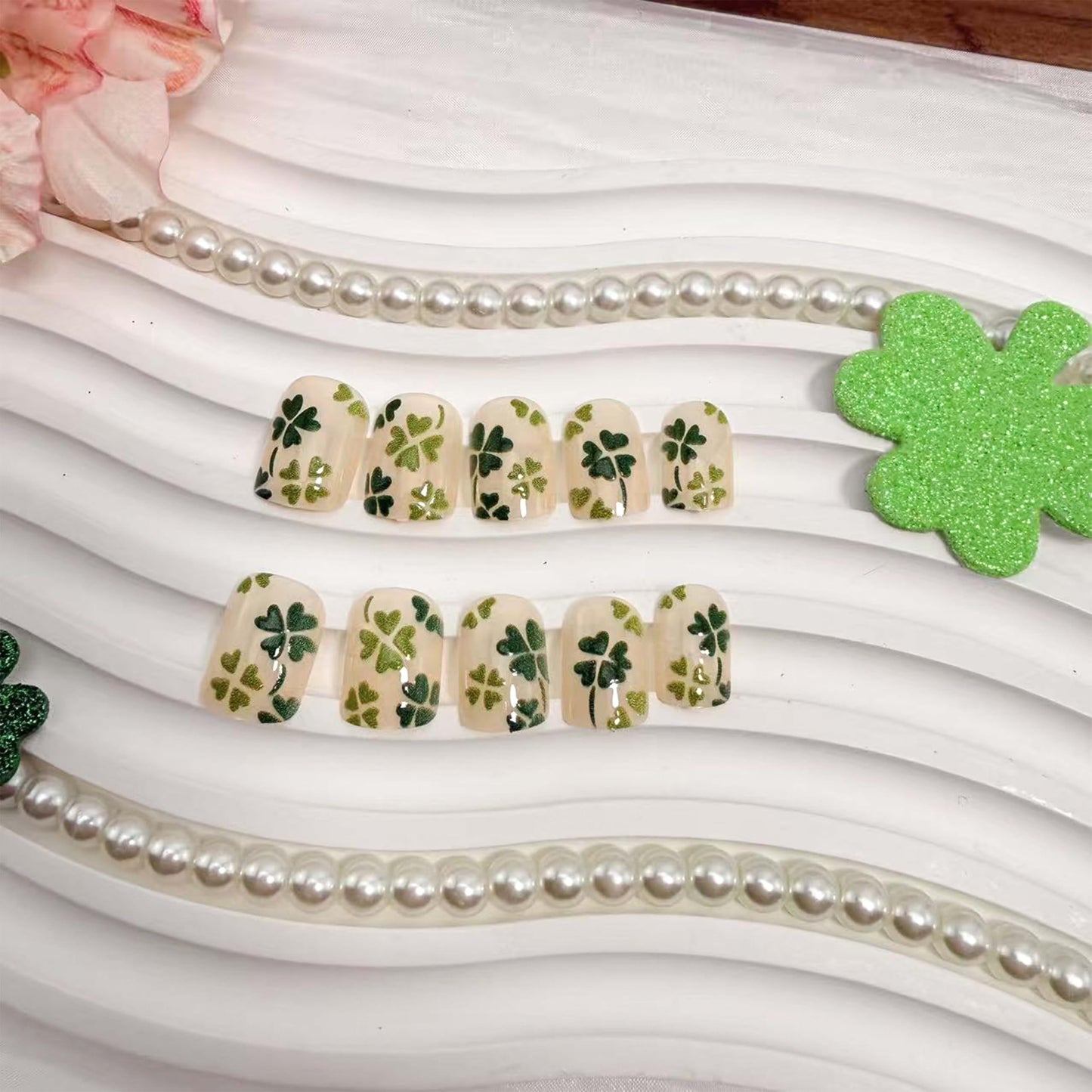 24Pcs St. Patrick's Day Press on Nails Short Square Fake Nails with Shamrock Designs Full Cover False Nails Green Reusable Glue on Nails for Women Saint Patrick Manicure Decor