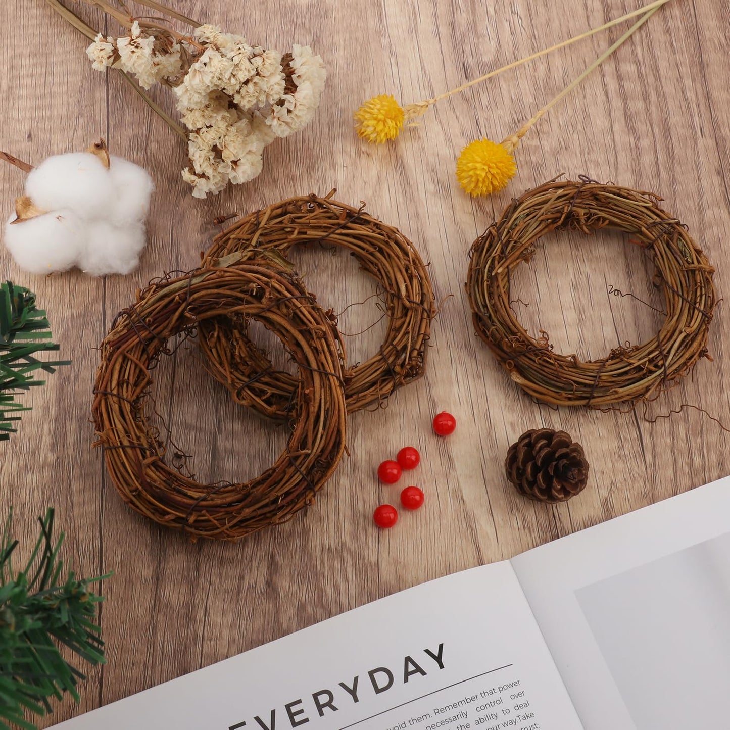 Geytetqi 40 PCS Natural Grapevine Wreaths - 4 Inch Beautiful Vine Branch Wreath, Rattan Wreath, Grapevines Wreath Bulk, Ideal for DIY Crafts and Christmas Decorations, Ideal for Outdoor and Indoor Use