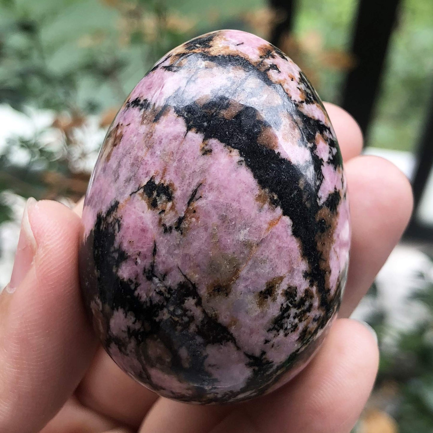 Fekuar Stone Egg Figurine, Polished Healing Crystal Easter Eggs Sphere Sculpture with Wood Stand, Rhodonite, 1.8"